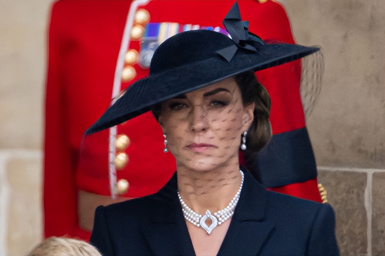 英国女王的珠宝都留给了谁,英国女王给凯特王妃留下的首饰
