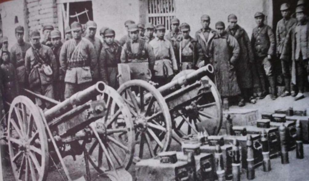 1956年女大学生错过烈士陵园开放时间，哭求大爷：让我进去见见他