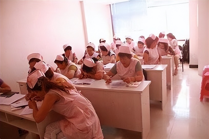 90后转行做月嫂,90后小伙转行做催乳师