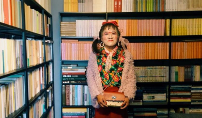 山东65岁拾荒大爷，每日扎小辫涂胭脂，无视他人嘲笑：我无愧于心