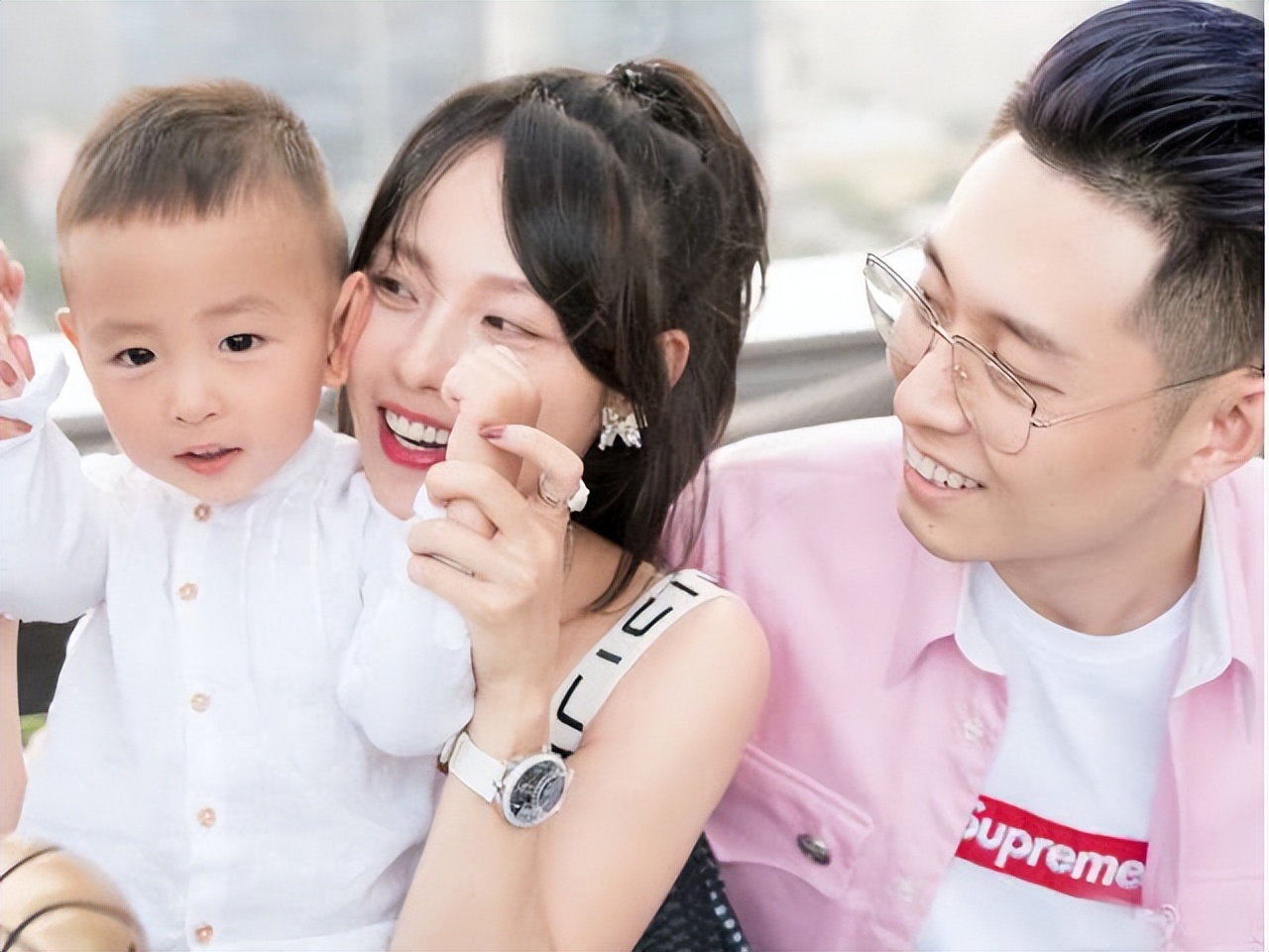 结婚8年生两子却未办婚礼，起底张嘉倪与买超的“婚变始末”