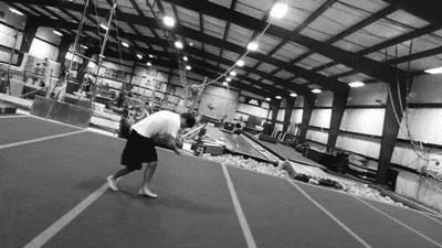 姑娘看起来外表美丽，其实裤袜已经掉到大腿根了！场面一度很尴尬