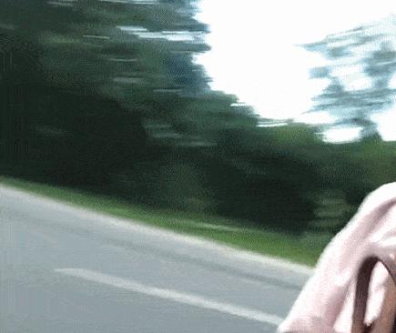 “大妹子赶紧把手放下来吧,不觉得让人看了尴尬嘛!”哈哈哈哈哈