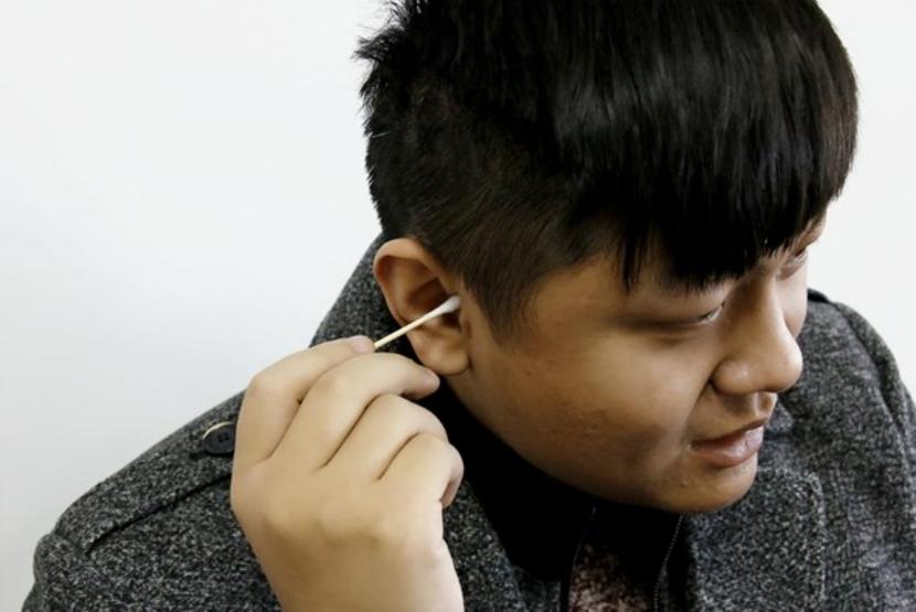 耳朵总是油得很还痒但掏不出东西,耳朵里面很痒但不敢掏一碰很疼