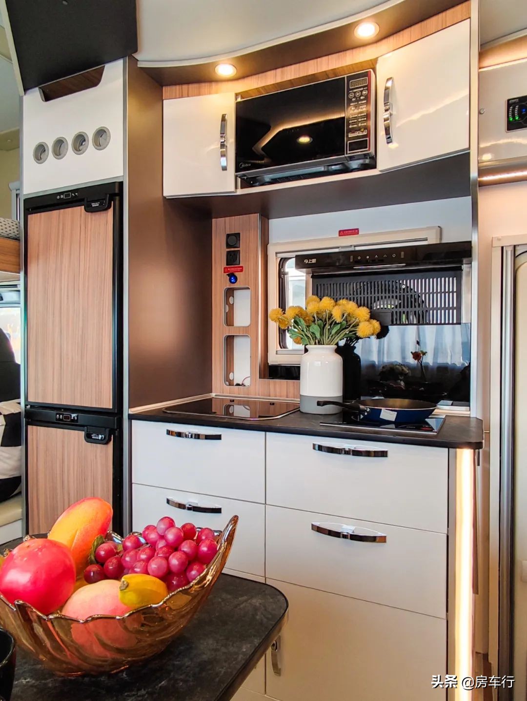 隔断式厨房，15度电+1700W太阳能，新星五十铃700P旅行官纵床版
