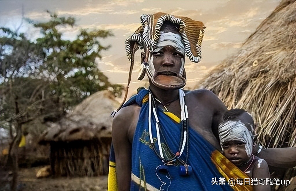 古埃及人为什么下巴要插木棍,亚马逊原始部落下巴穿木棍