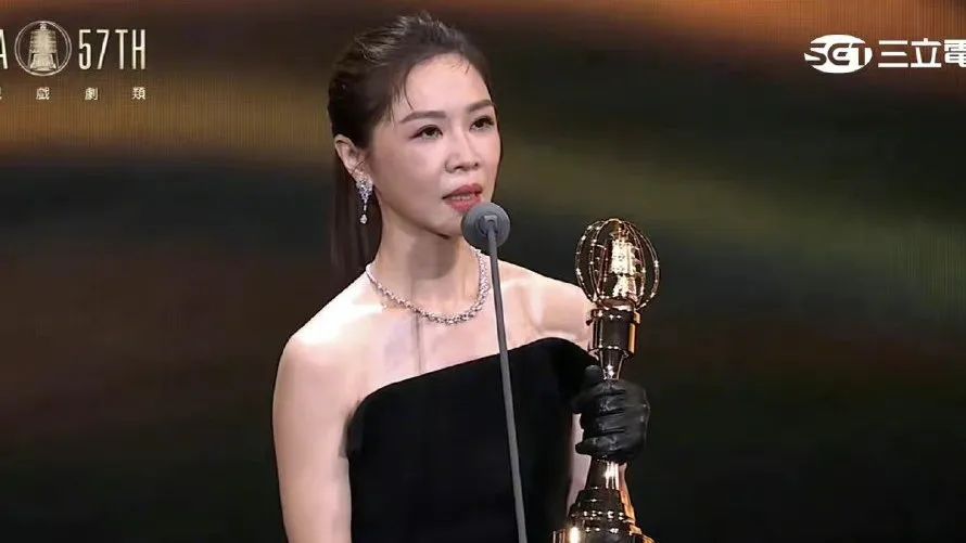 让观众们吐槽的演员林心如,林心如杨谨华金钟颁奖视频