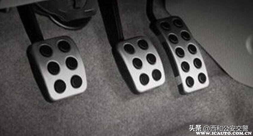 手动挡遇到红灯怎么停车和起步,手动挡点火起步和停车步骤