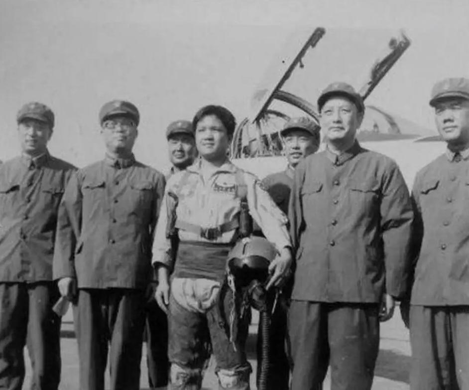 黄植诚：驾百万战机回大陆，获65万奖金，并娶美女空姐为妻