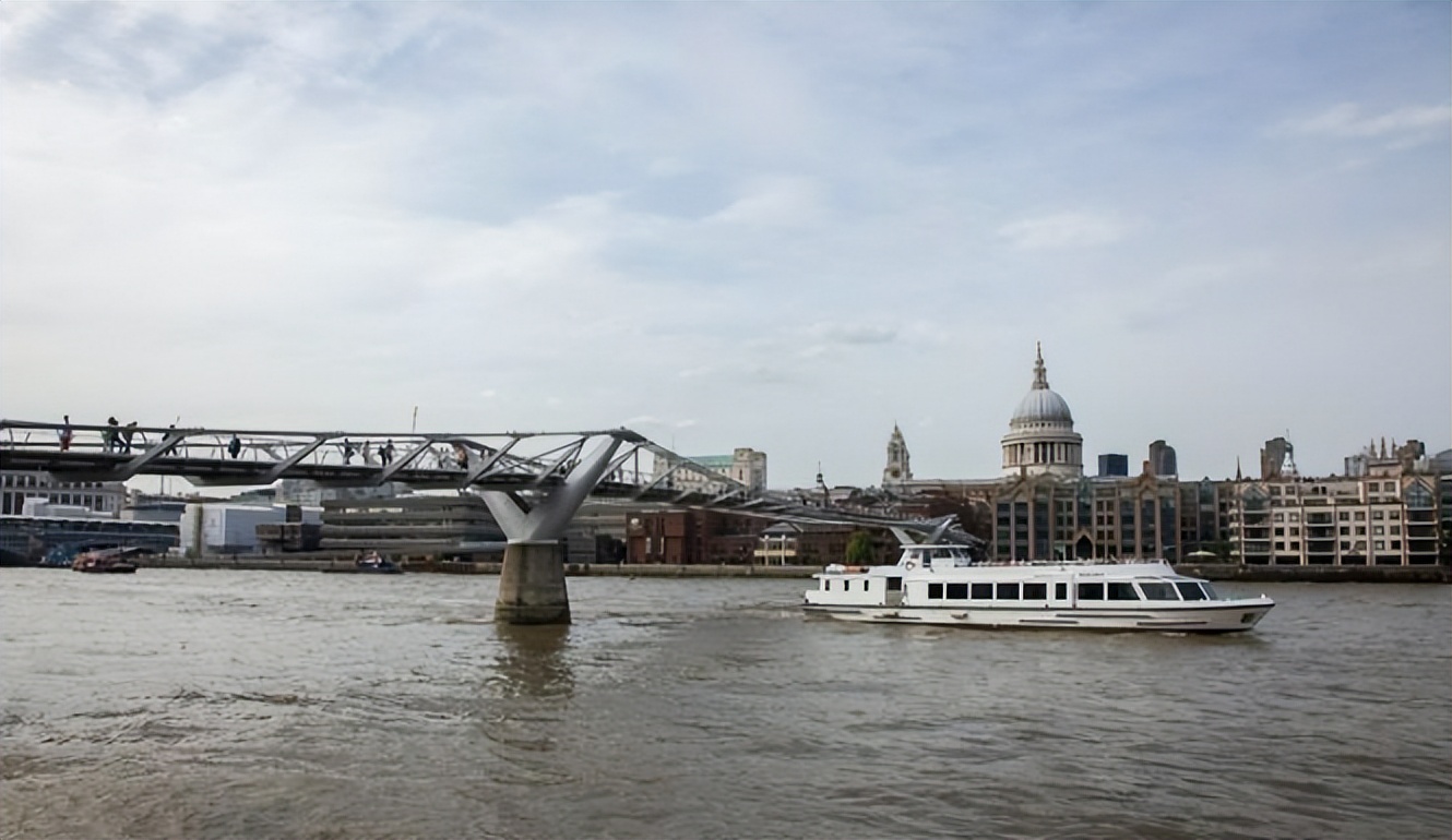 河南小伙报恩瑞士房东素材,中国小伙为英国房东养老