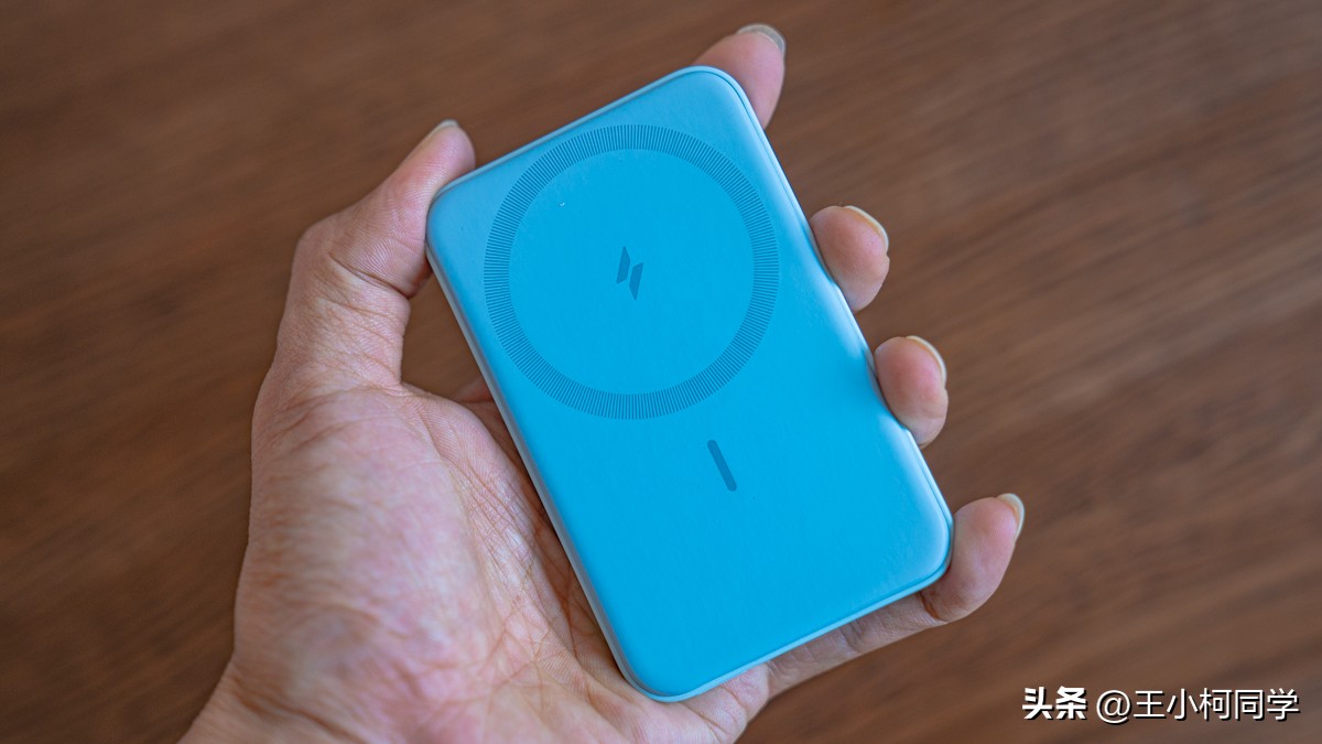 anker磁吸充电宝使用教程,anker磁吸充电宝一代与二代区别