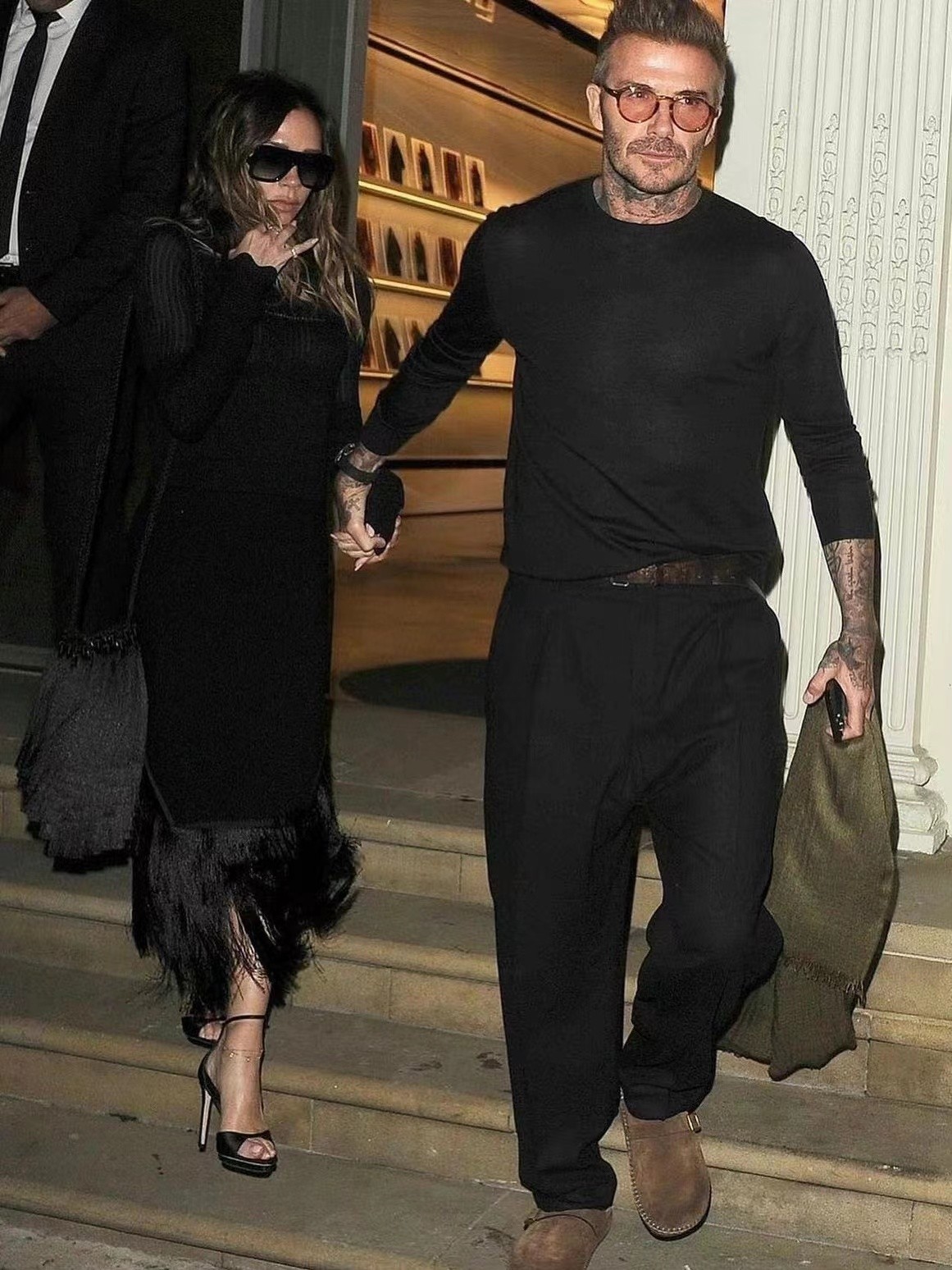 贝嫂被小贝宠成女王!穿羽毛裙牵老公秀恩爱,宴会深v造型更大胆