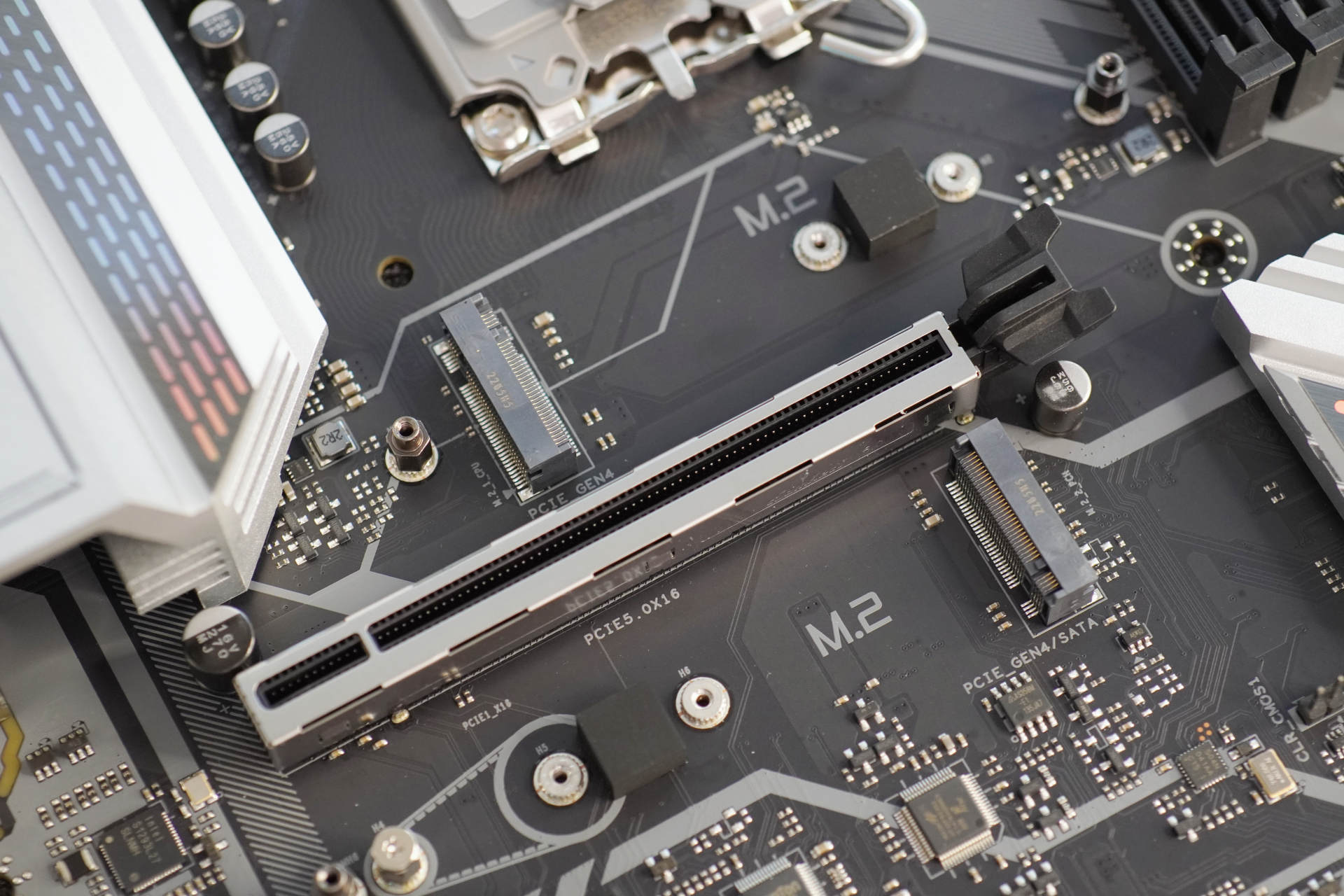 显卡局势不明朗的情况下，购入Z690和盖亚机箱，装机全新12代平台