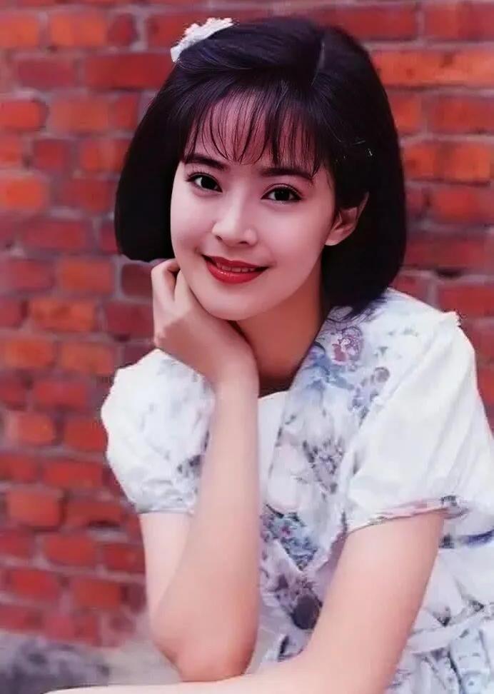 “最美婉君”与丈夫恋爱10年，生一双儿女，今58岁的她怎样了？