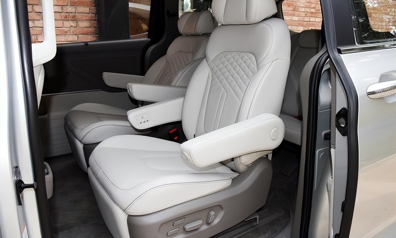 现代库斯途和别克gl8哪个省油,现代库斯途和别克gl8车内空间对比