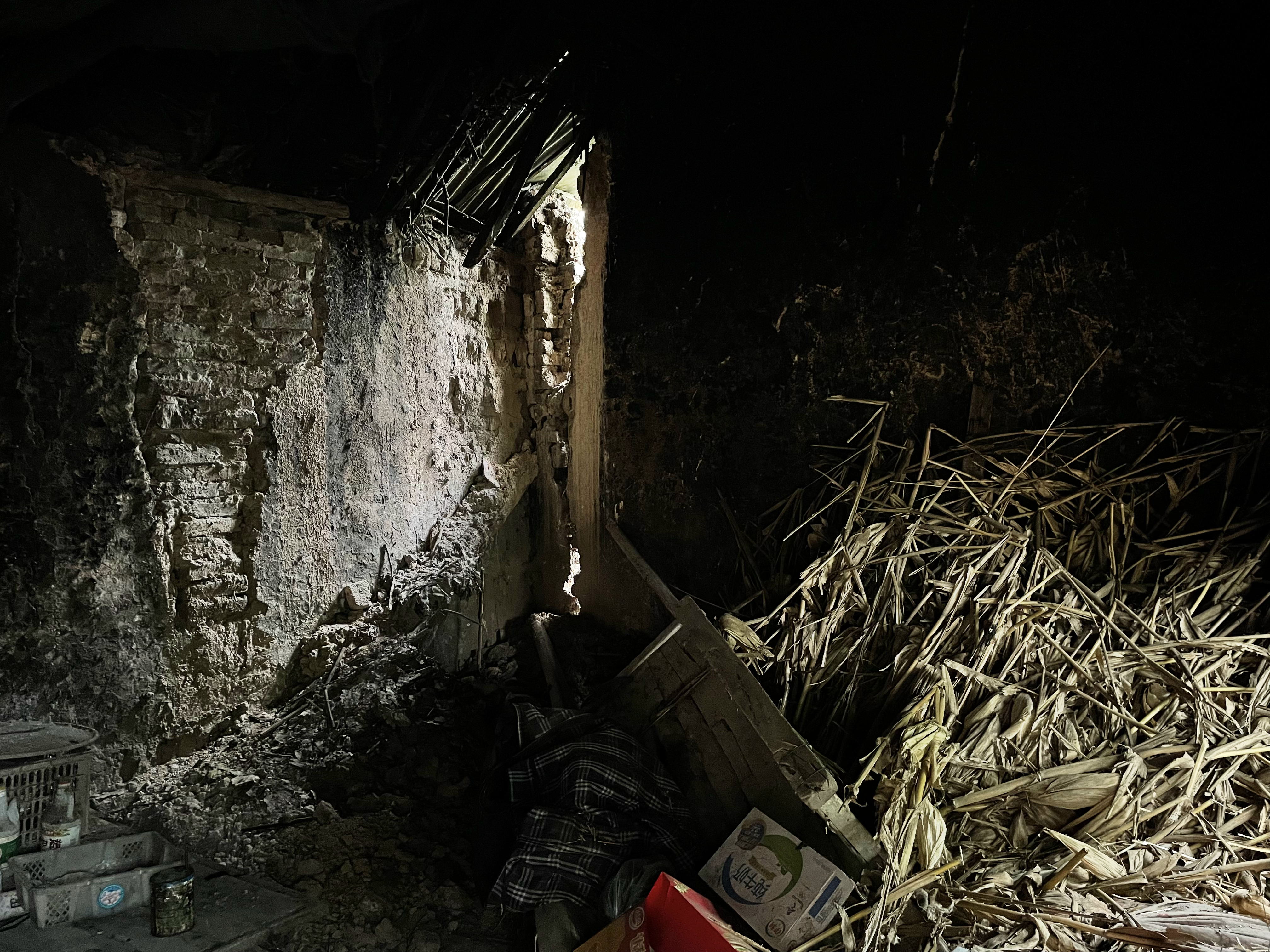 “杀人犯”谢哲海洗冤录:自称因凑热闹被控“强奸未遂后杀人”,服刑22年,出狱后仍在喊冤,靠打零工为生