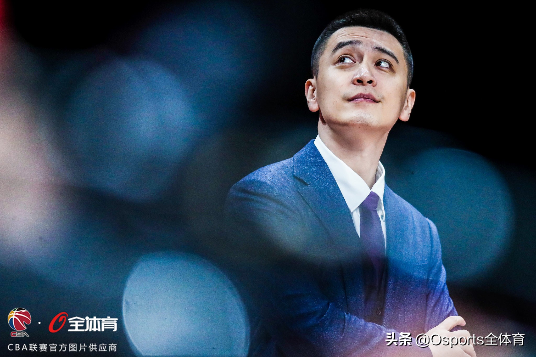 cba教练杨鸣为啥不能站起来,cba儒雅教练杨鸣名场面