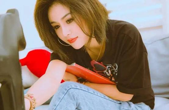 花姐：草根逆袭！一首《狂浪》赚千万，从流浪歌手变成顶级网红