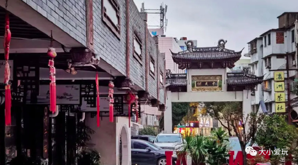 这座颜值逆天的“千岛之城”坐拥金沙白浪，还有机会偶遇荧光海哦