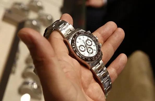 老太太花127元买二手沙发，结果在沙发里找到劳力士，后来怎么样