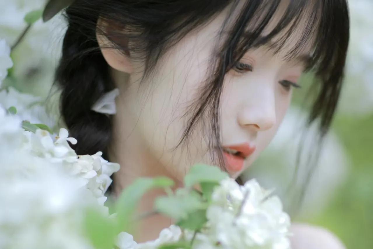 小镇上有只奇怪的小丧尸，不吃人不吸血，只爱推着小车车屯零食