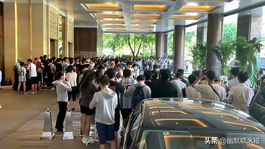 梅西抵达北京首都机场,梅西北京连过四人全场沸腾