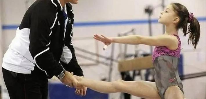 前美国体操队队医纳萨尔性侵犯案,美国队医纳萨尔治疗教学视频