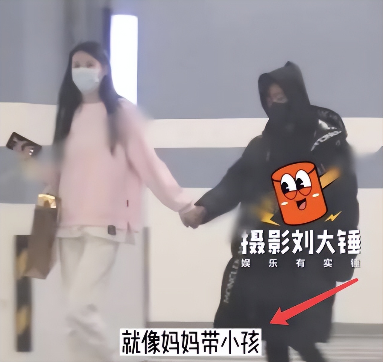 王宝强带儿女与女友冯清出行,王宝强携儿子近照
