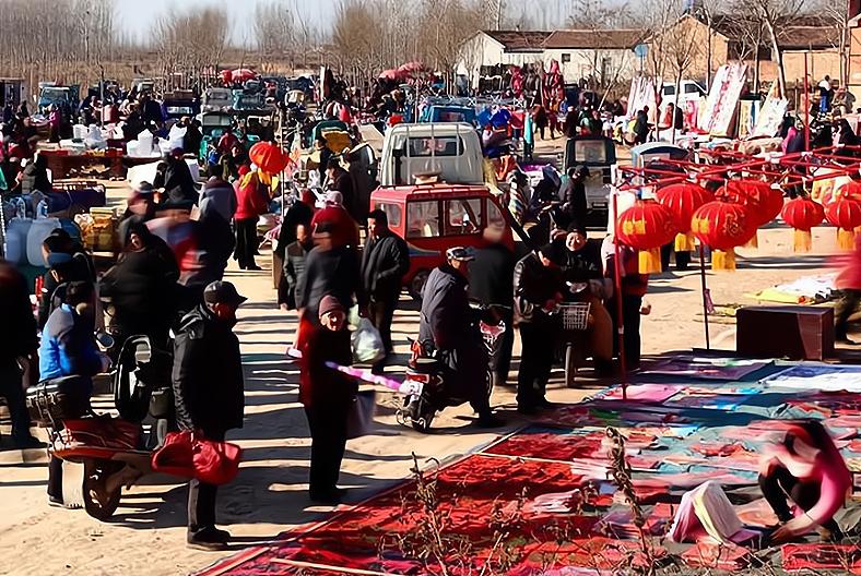 在农村过年，花2300元买年货，看看都有啥？肉、菜、水果样样不少