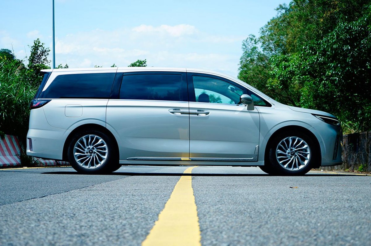 新岚图梦想家试驾白色款,2024款新岚图梦想家实际油耗测评