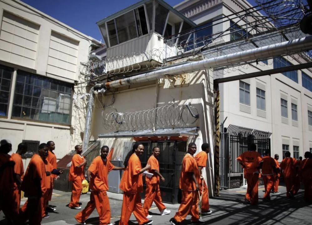 美国黑老大监狱“后宫”:女警投怀送抱,为他生5娃,每月收1.6万