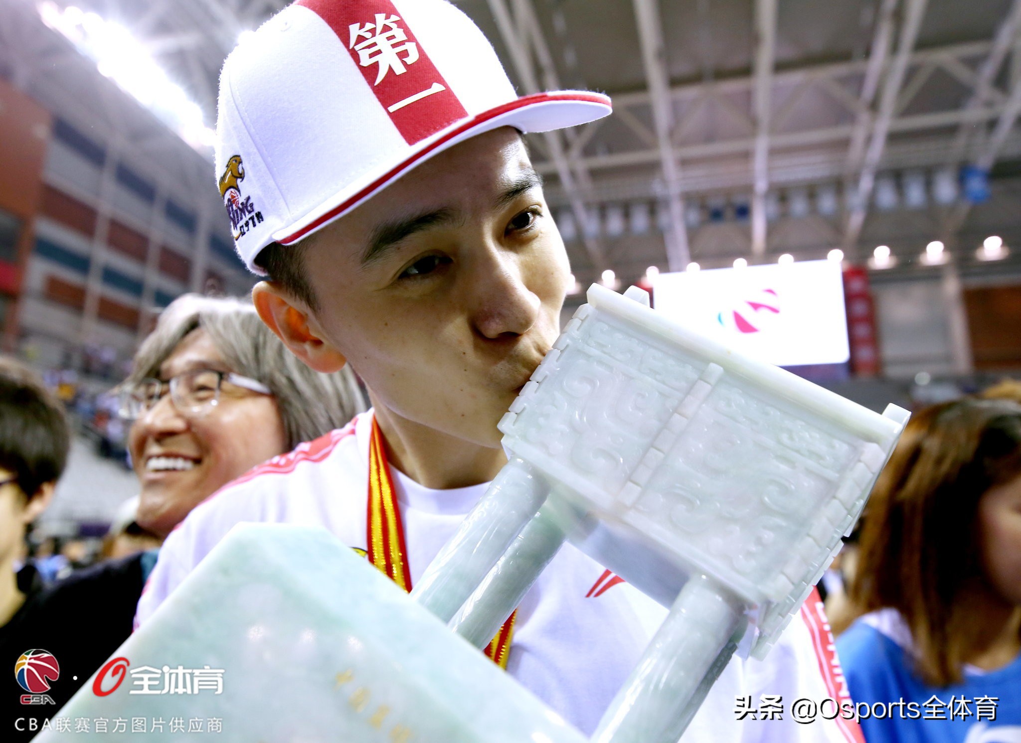 cba教练杨鸣为啥不能站起来,cba儒雅教练杨鸣名场面