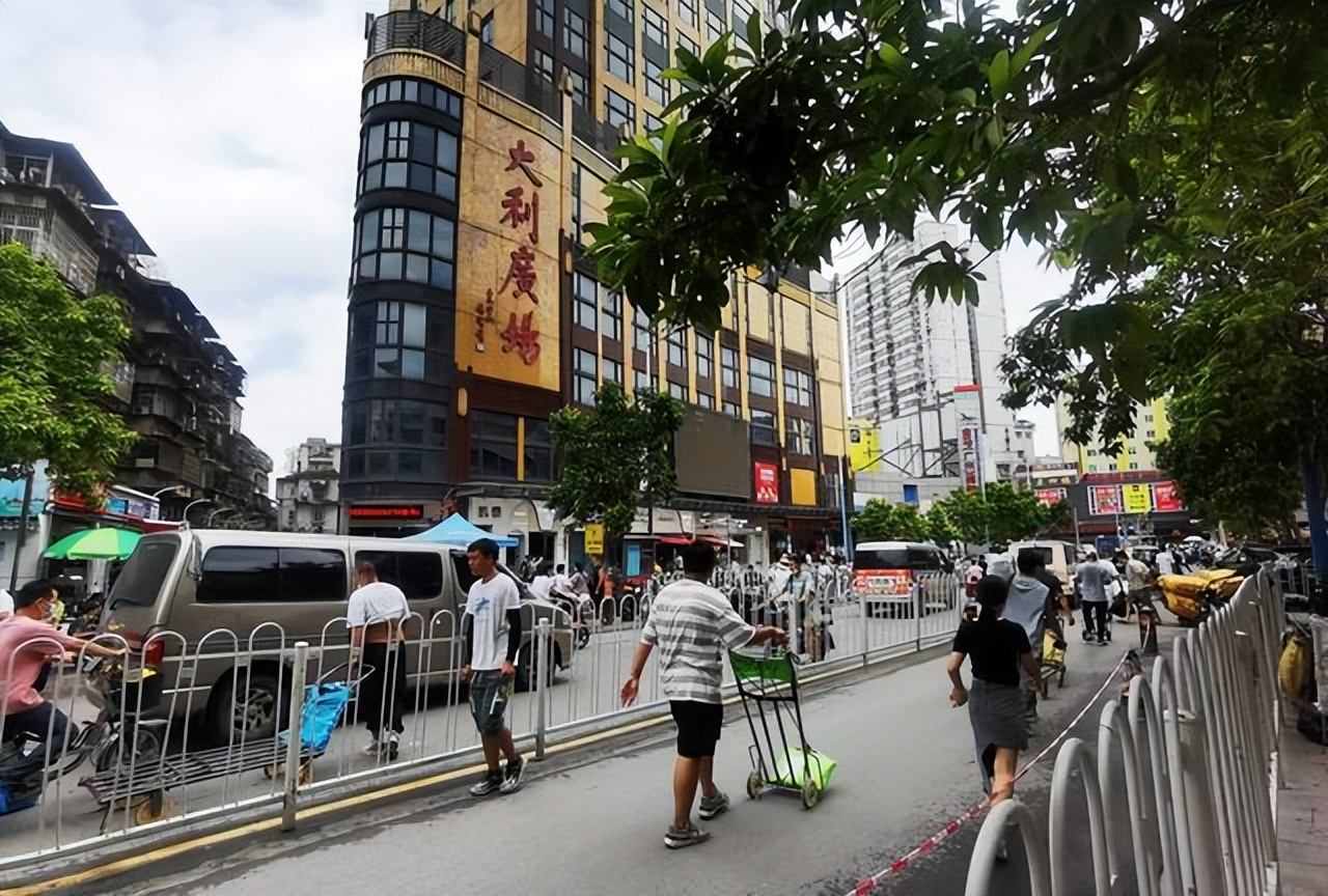 广州地铁旁的“服装王国”，价格几元起，天天人气爆满，游客爱逛