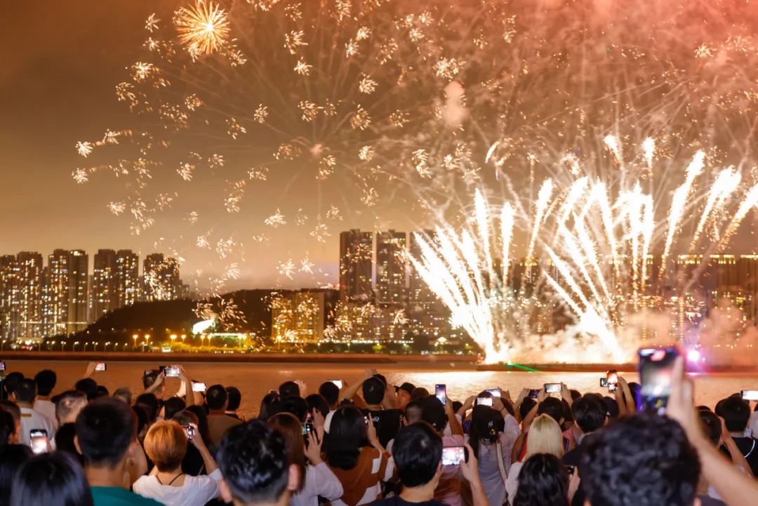 【明晚！第二个烟花夜】一边看烟花、一边品尝美食、玩游戏、看表演！