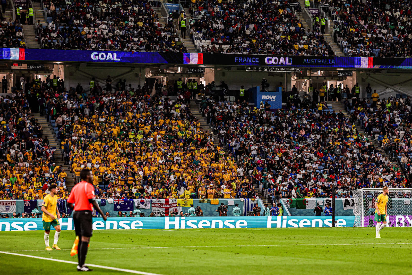 裁判员立功了！世界杯最大争议进球产生，主裁绊倒防守球员成转折