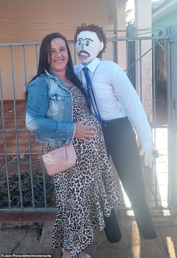 37岁巴西女孩和布娃娃结婚五年,巴西女子和布娃娃结婚