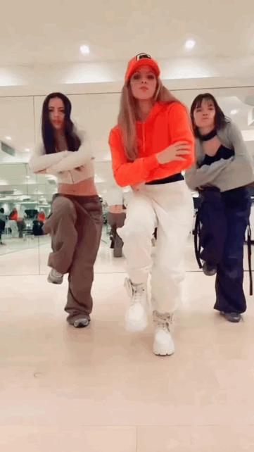 小个子大能量的“狼姐”，46岁依然是顶流