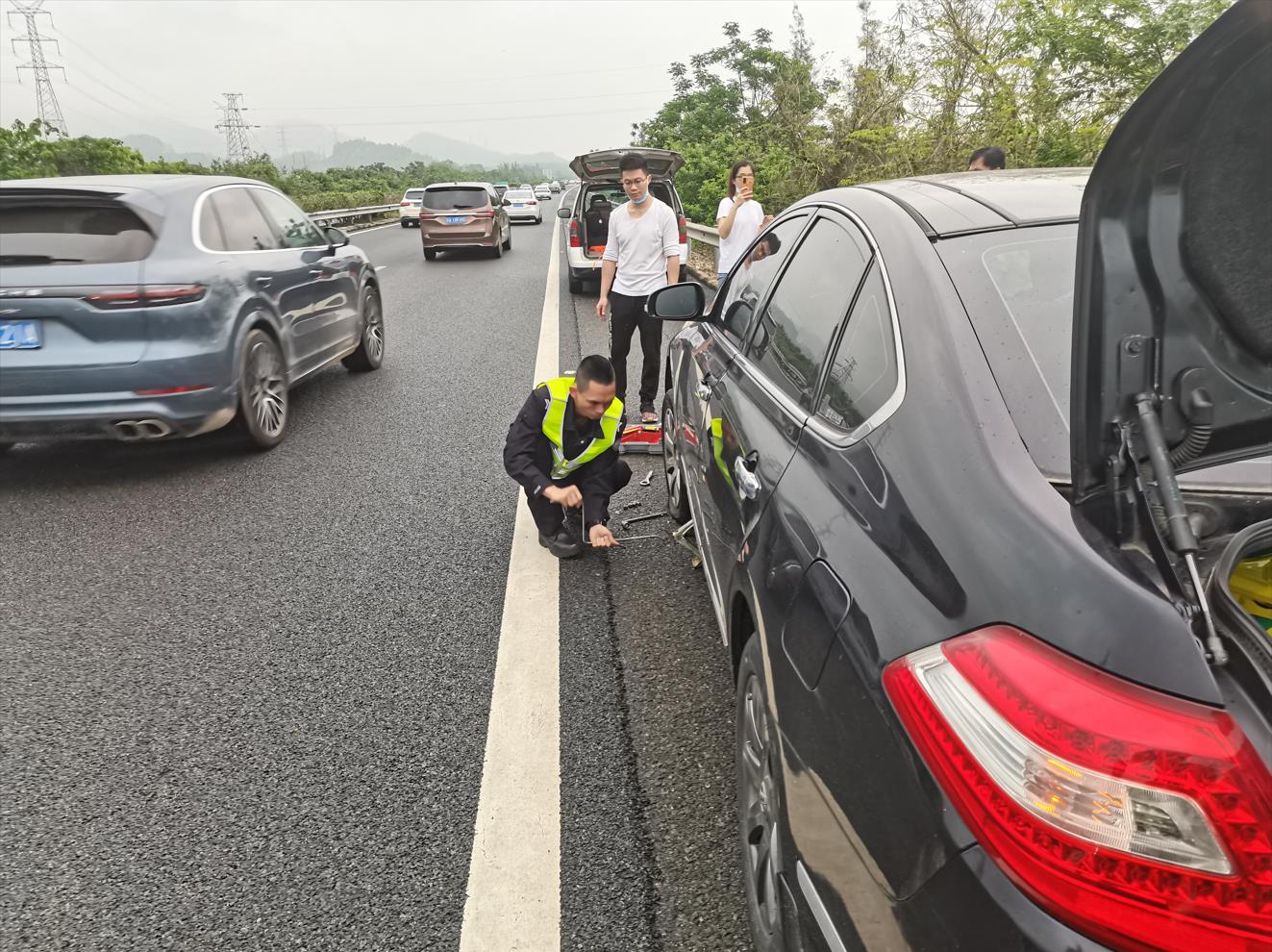 途中车辆抛锚交警伸出援手,暖心车辆高速抛锚交警援手相助