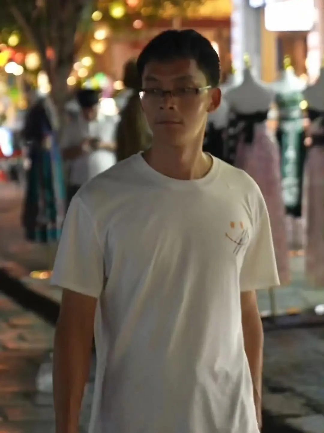 唐尚珺真的变了，在桂林游玩镜头不离女生，被指有还俗的感觉