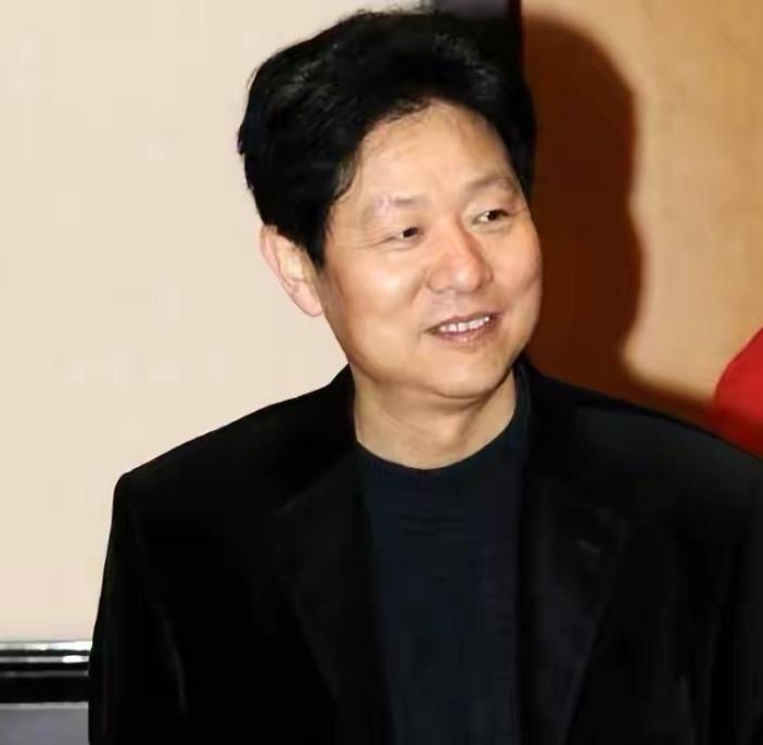 歌唱家*祖英宋**:和丈夫分居8年，39岁高龄产子，57岁身材好似少女