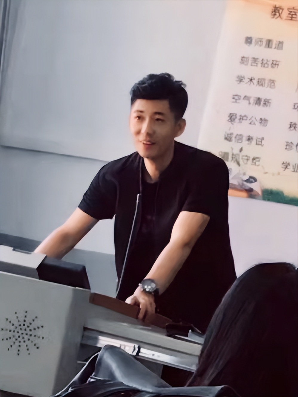 通化师院一老师,堪称翻版“黄景瑜”,明明可以靠颜值偏要靠实力