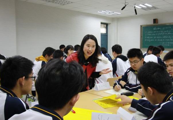 安徽一老师编“男足”段子,学校当标语滚动*放播**,结果有些意外