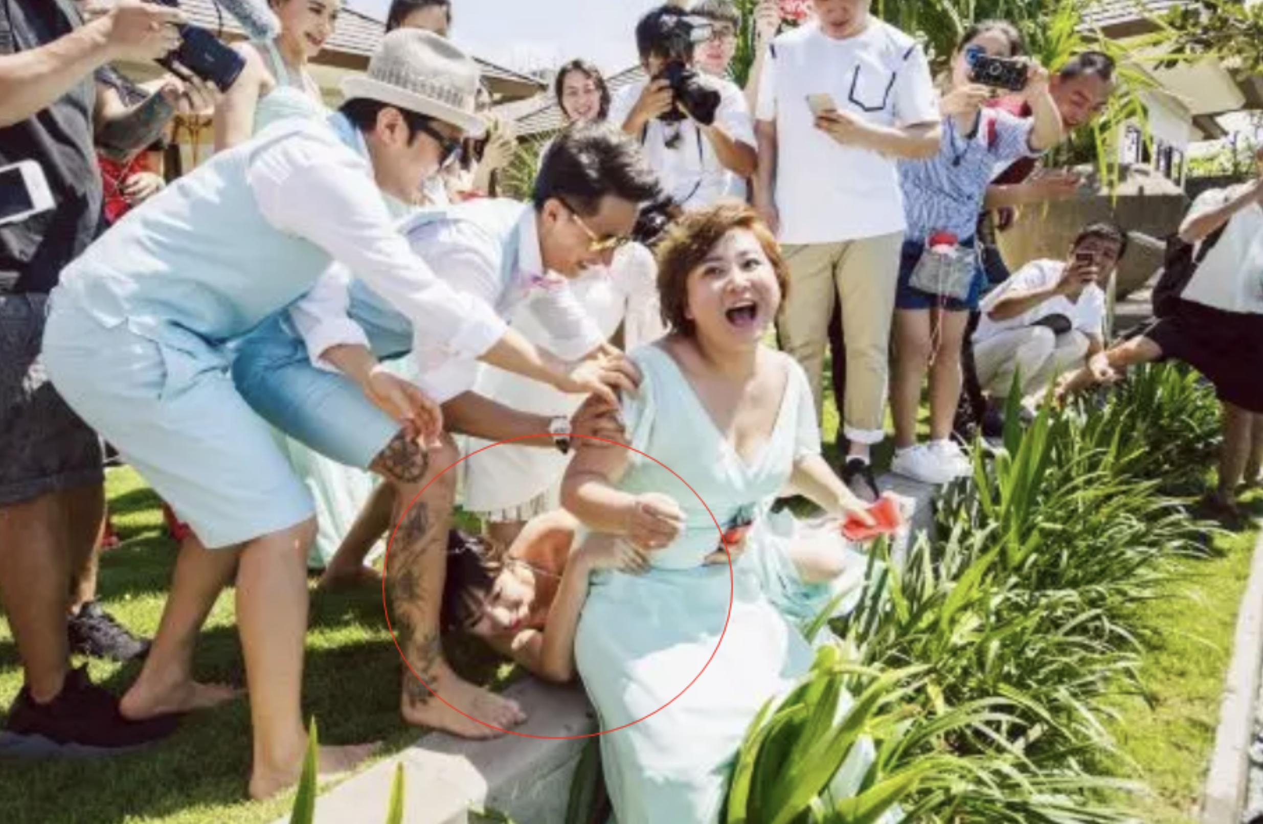 金星直播吐槽明星穿深v,金星吐槽明星走红毯捂胸