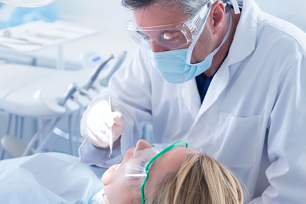 牙齿都是小裂痕是怎么回事,牙齿上有细微的裂缝该怎么办