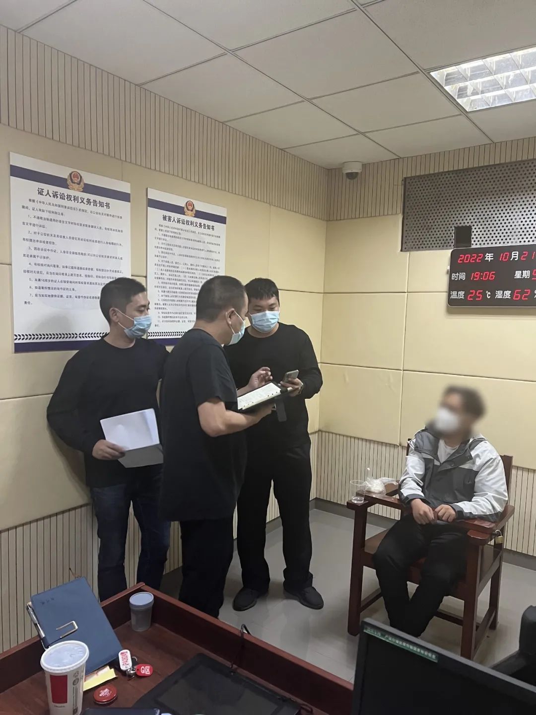 无人居住的出租屋内*子骗**搭建多个通信网络来诈骗