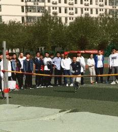 “姑娘你不能挡一下那里么？那东西让人看了很难为情”哈哈哈