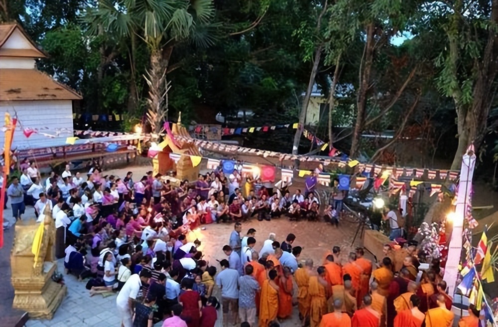 云南西双版纳傣族泼水节一览表,西双版纳一年一度的傣族泼水节