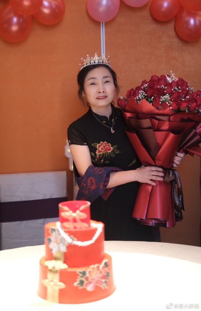 何姿与儿女合照,何姿晒回娘家照片