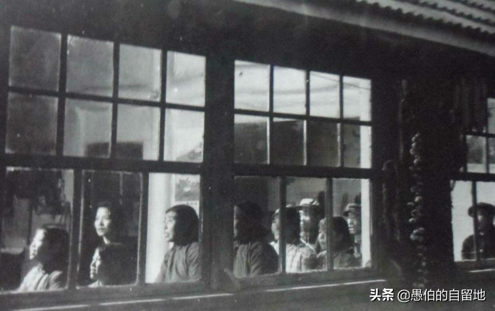 她目不识丁，17岁嫁给一个大学生，31岁守寡，最终却成人生赢家