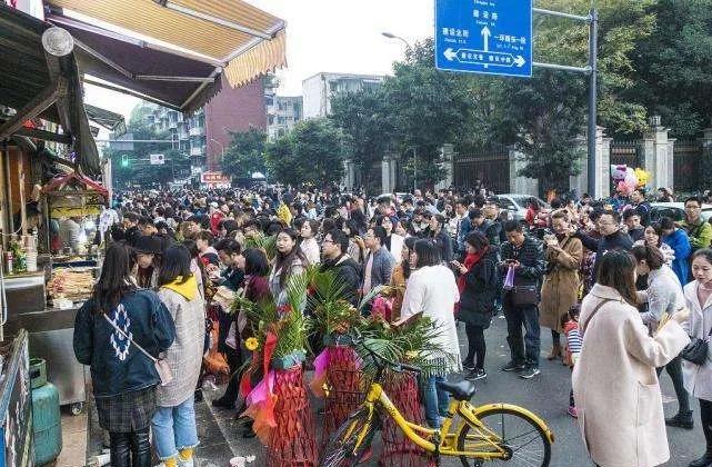 大学生创业卖手抓饼年收入千万,卖手抓饼年入百万